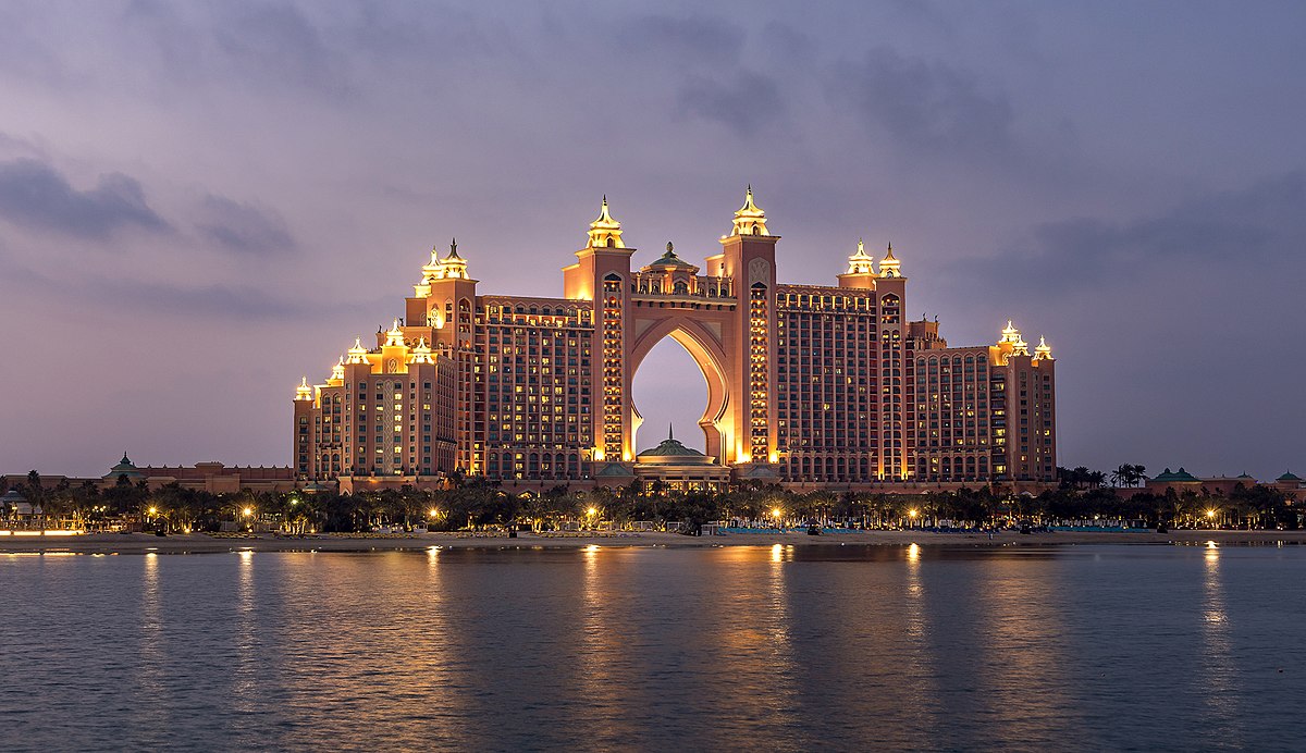 1200px-Hotel_Atlantis_at_Sunset,_The_Palm_-_Dubai_(49510861268)