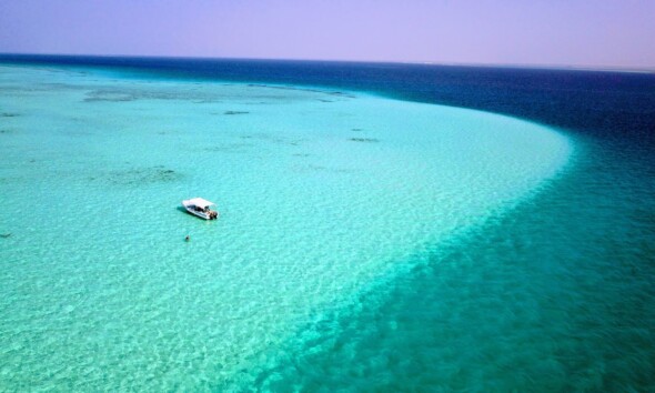 Umluj Beach is one of the most beautiful tourist attractions in the KSA. It stands out for its unusual location on the Red Sea shore.