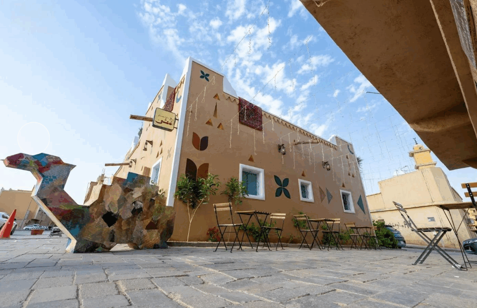 Popular cafés in Diriyah are modern centres of culture, wrapping the city's essence with a rich historical legacy & natural surroundings.