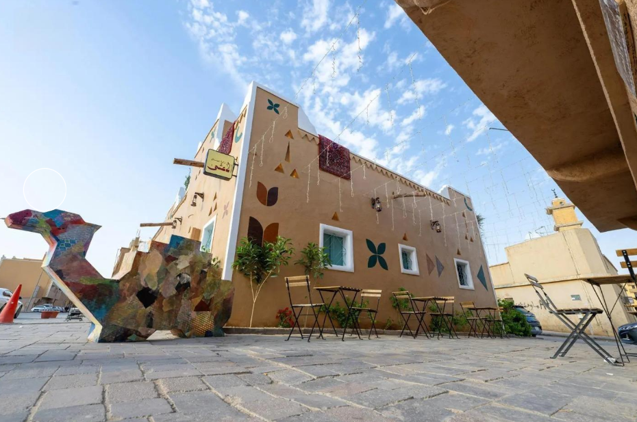 Popular cafés in Diriyah are modern centres of culture, wrapping the city's essence with a rich historical legacy & natural surroundings.