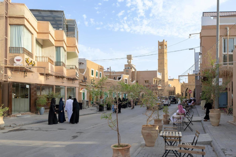 Popular cafés in Diriyah are modern centres of culture, wrapping the city's essence with a rich historical legacy & natural surroundings.