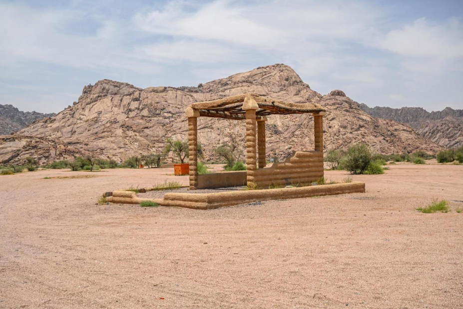 Wadi Mashar, northwest of Hail, is a popular tourist spot with acacia trees, granite rocks, and springs, reflecting the region's history.